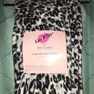 New Betsey Johnson ultra soft plush throw/blanket
